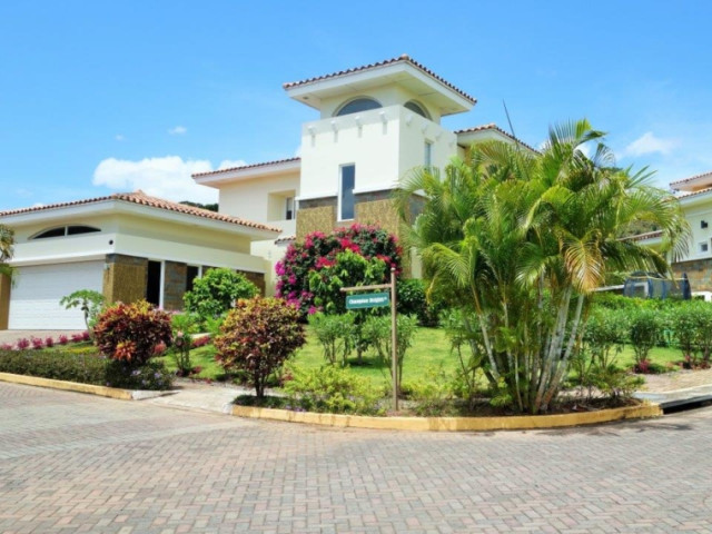 Gorgeous 4 Bedroom Luxury Golf Club Residence for Sale in Cocoli, Panama City