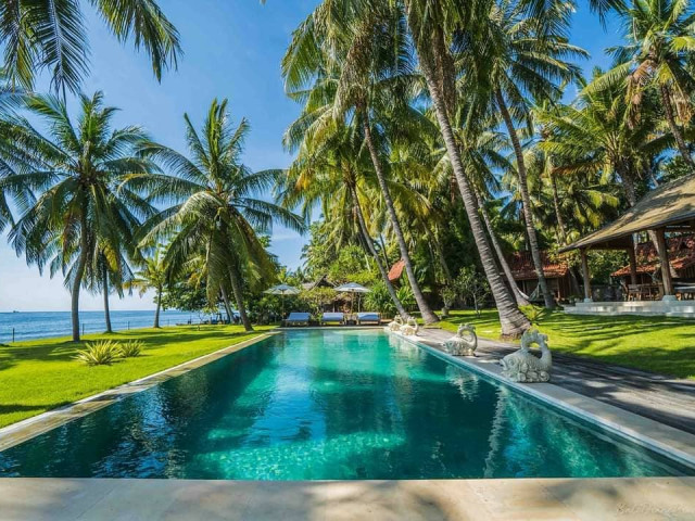 Захватывающий дух ретрит с 7 спальнями прямо на пляже в Тианьяр, Северный Бали