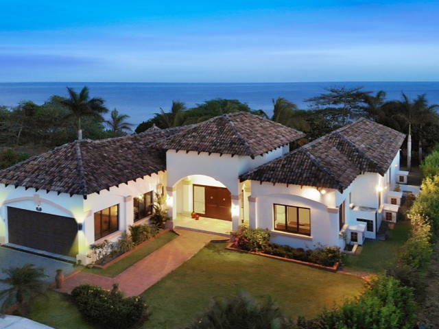 Элегантный дом на 4 спальни на пляже океана в Педасе, Панама