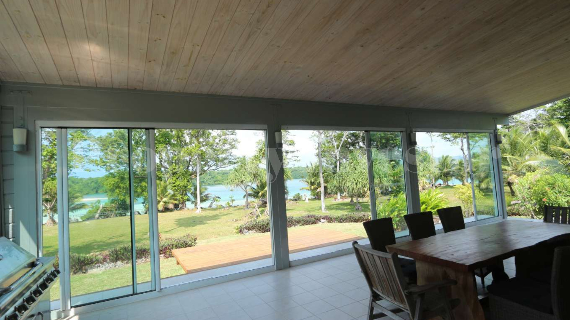 Продается чудесный зеленый частный остров 10,6 га с резиденцией в Вануату