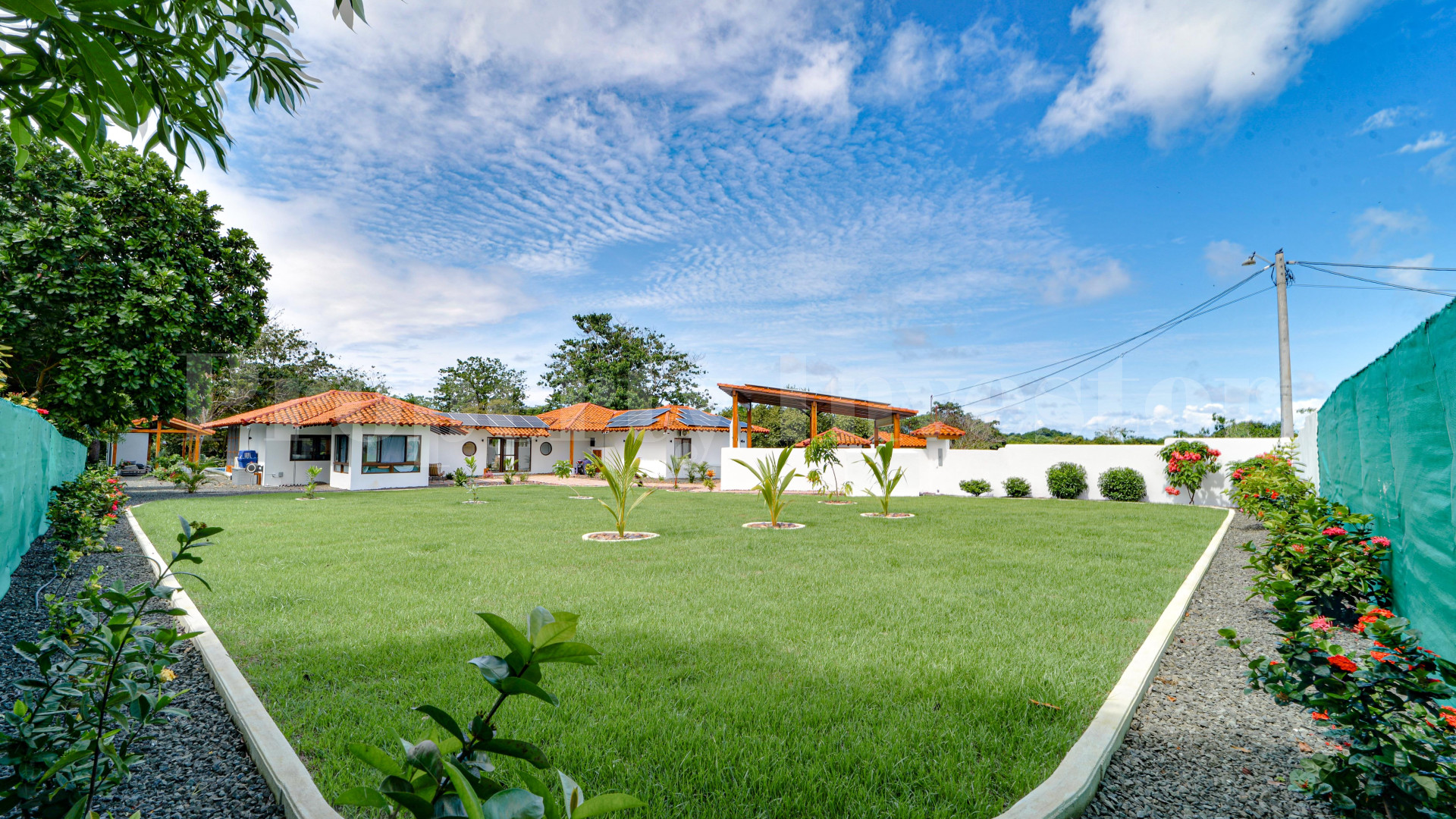 Продаётся фантастическая частная резиденция на 3 спальни с красивым ухоженным садом в Педаси, Панама
