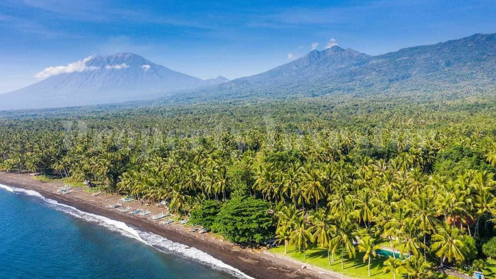 Захватывающий дух ретрит с 7 спальнями прямо на пляже в Тианьяр, Северный Бали