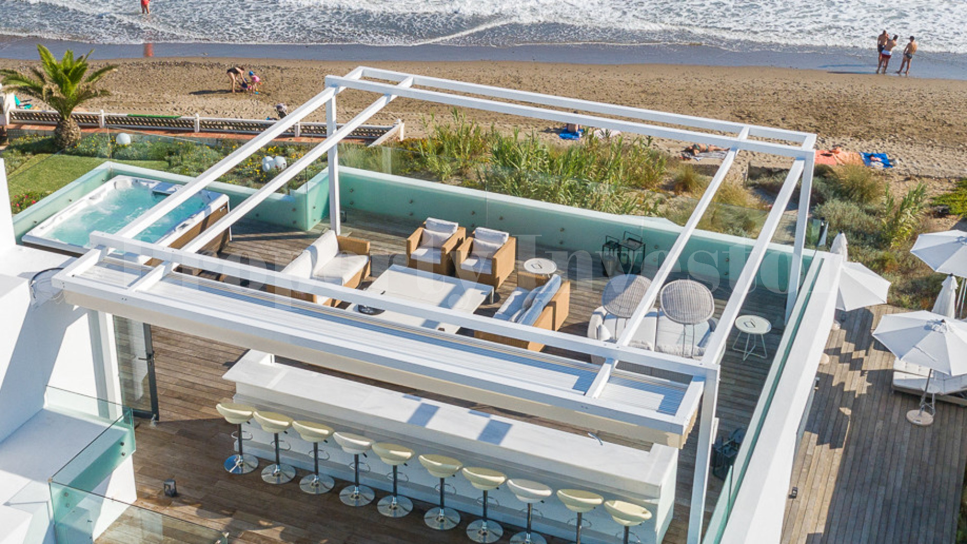 Потрясающая роскошная вилла на 6 спален на пляже с изумительной зоной отдыха на крыше и своим выходом к пляжу в Марбелье, Испания