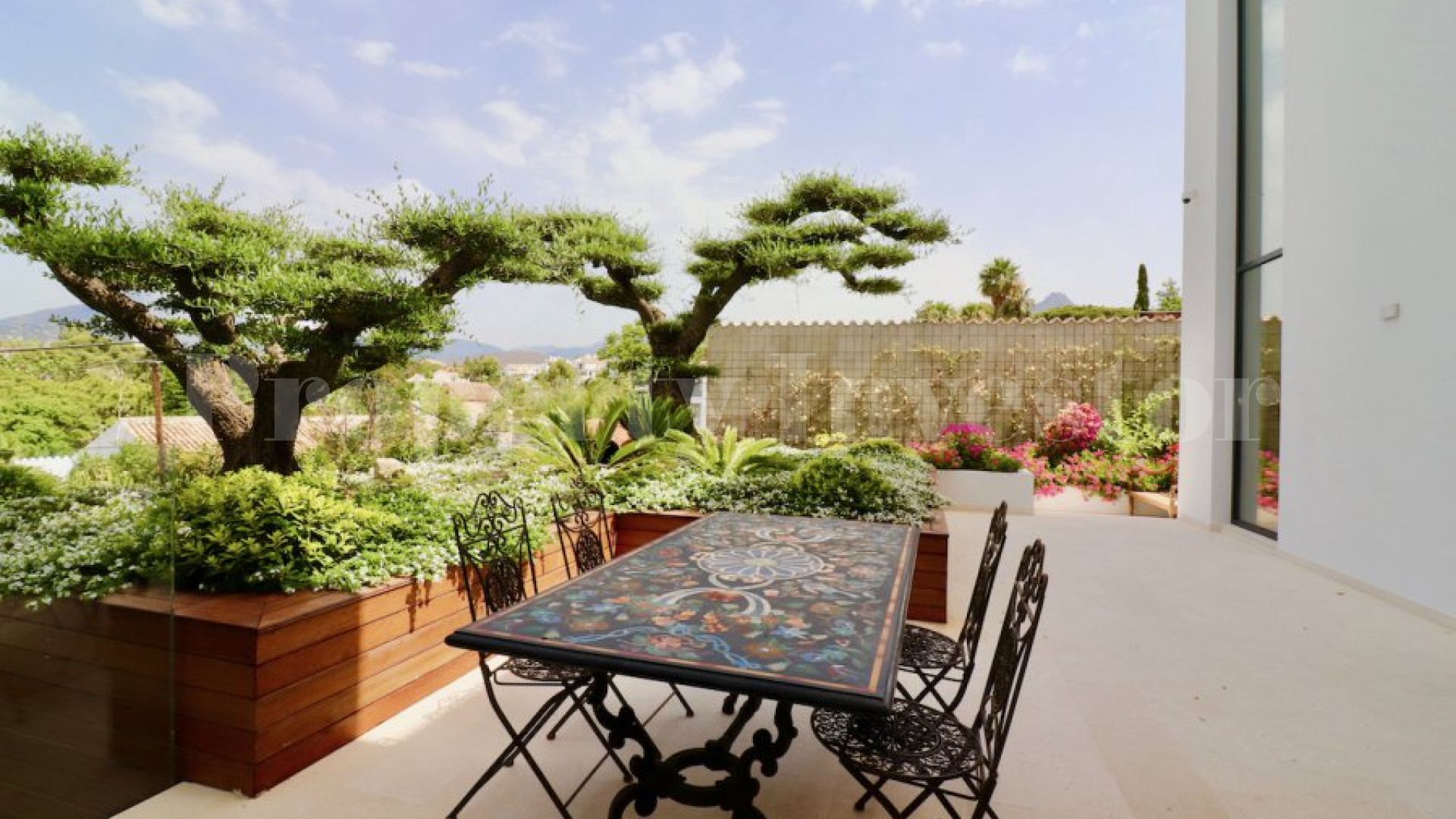 Дизайнерская вилла с 6 спальнями с изумительным садом, бассейном и террасой на крыше в Нуэва Андалусия, Марбелья