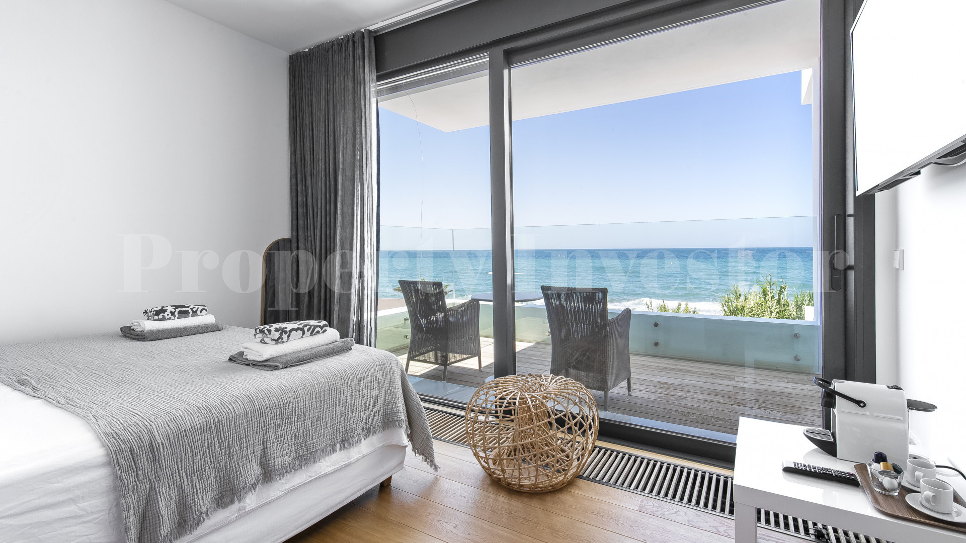Потрясающая роскошная вилла на 6 спален на пляже с изумительной зоной отдыха на крыше и своим выходом к пляжу в Марбелье, Испания