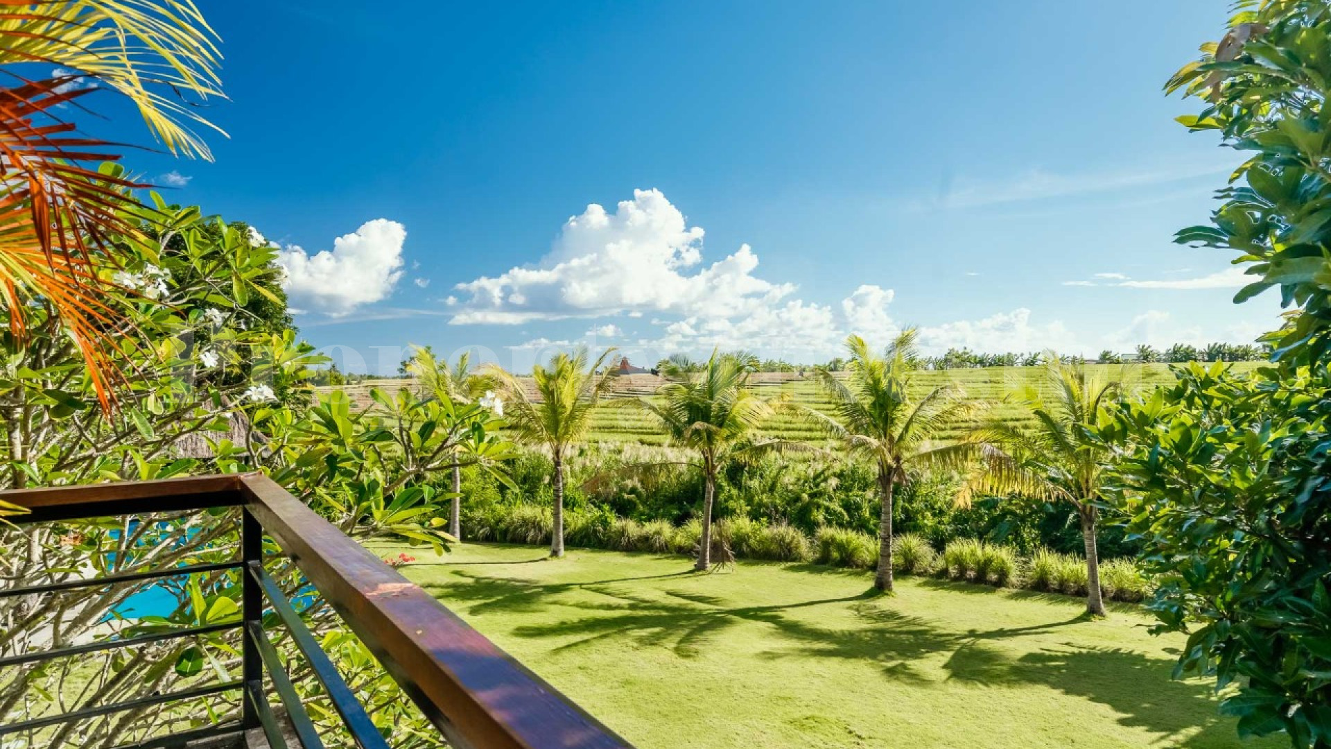 Просторная современная вилла на 6 спален с пышным садом и изумительными видами на закат в Переренан, Бали