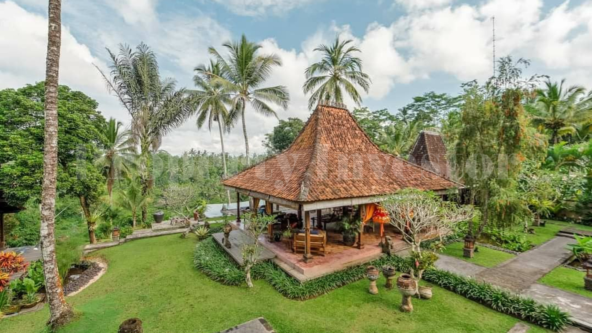 Традиционный дом на 4 спальни утопающий в зелени с видом на джунгли и долины на севере Убуда, Бали