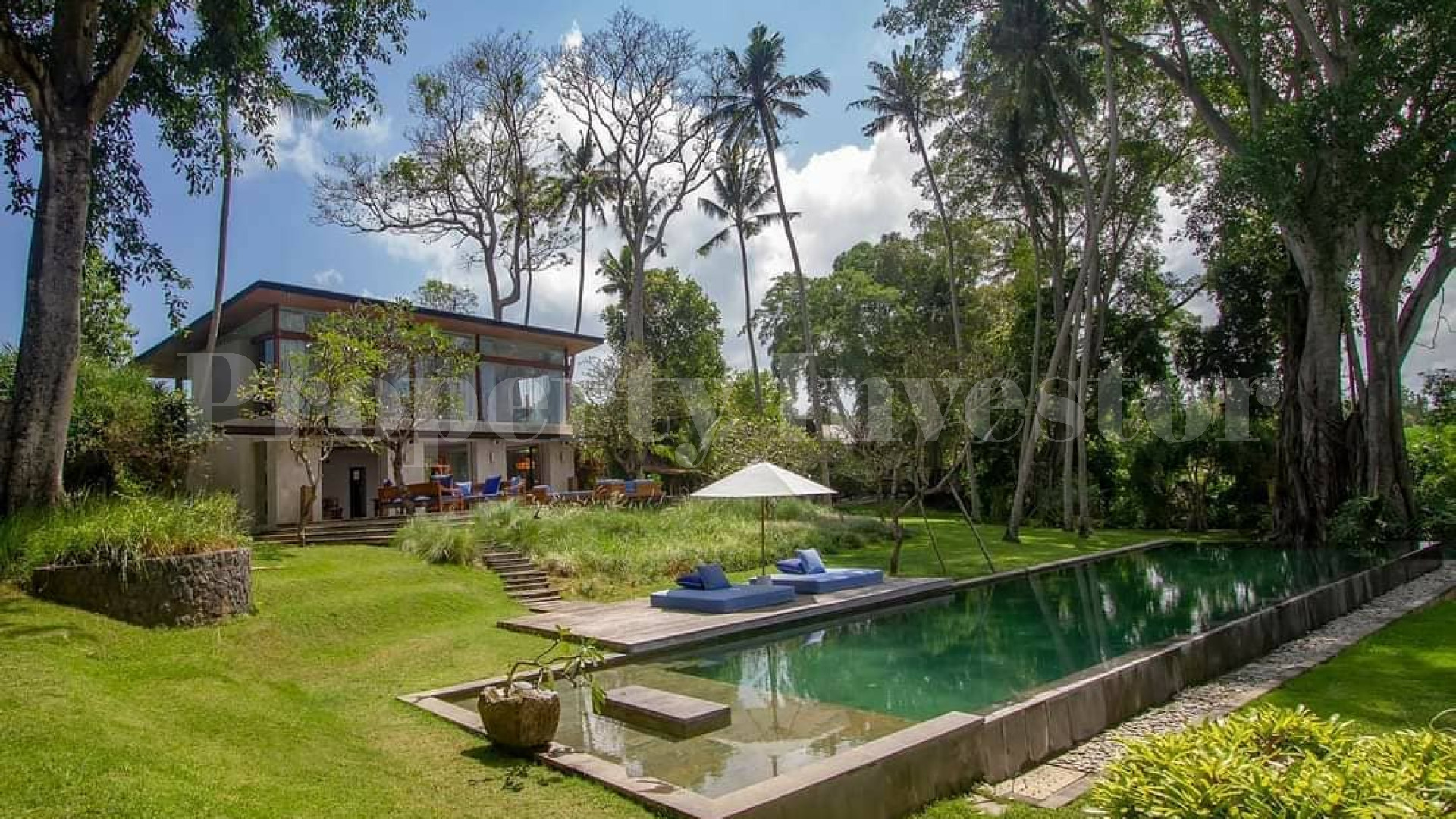 Роскошный дом на 5 спален с красивым пышным ухоженным садом на пляже Сесех, Бали