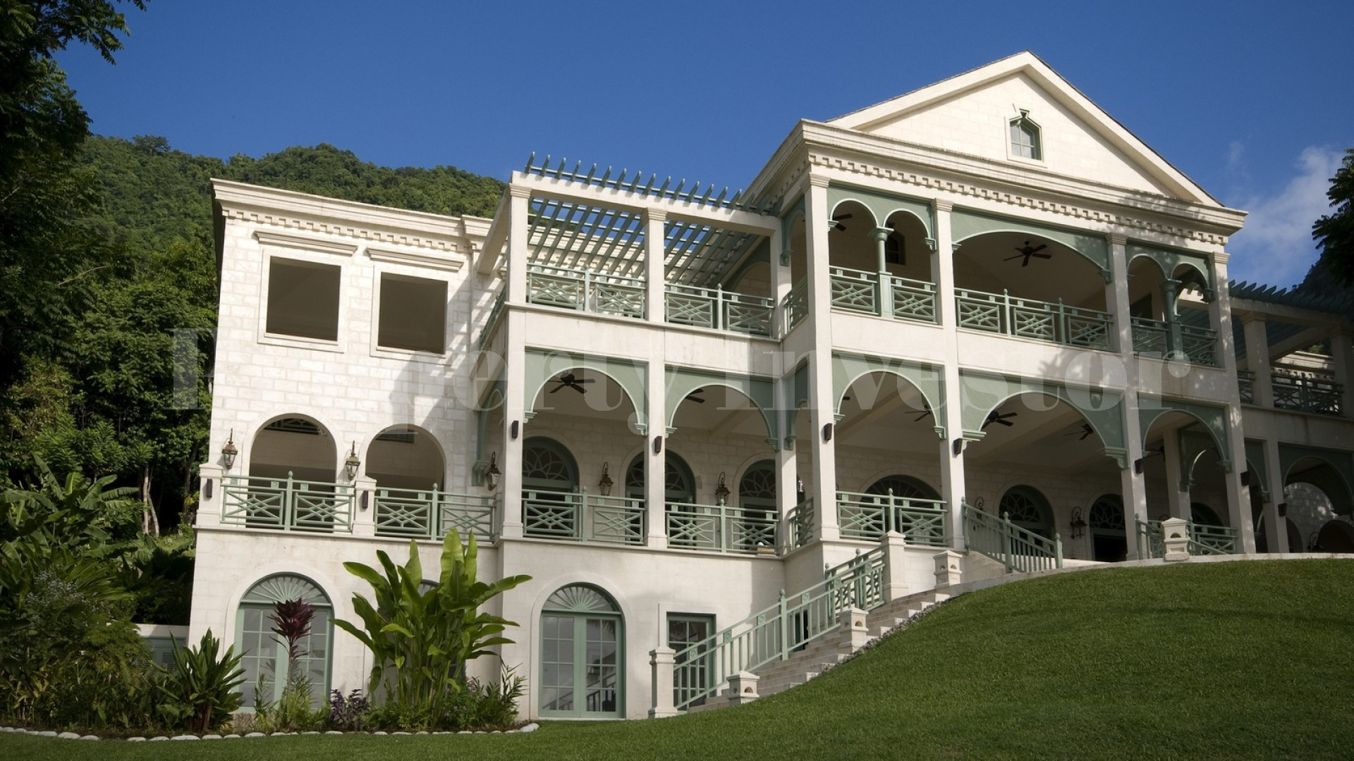 Восхитительная вилла в колониальном стиле с 11 спальнями в St Lucia