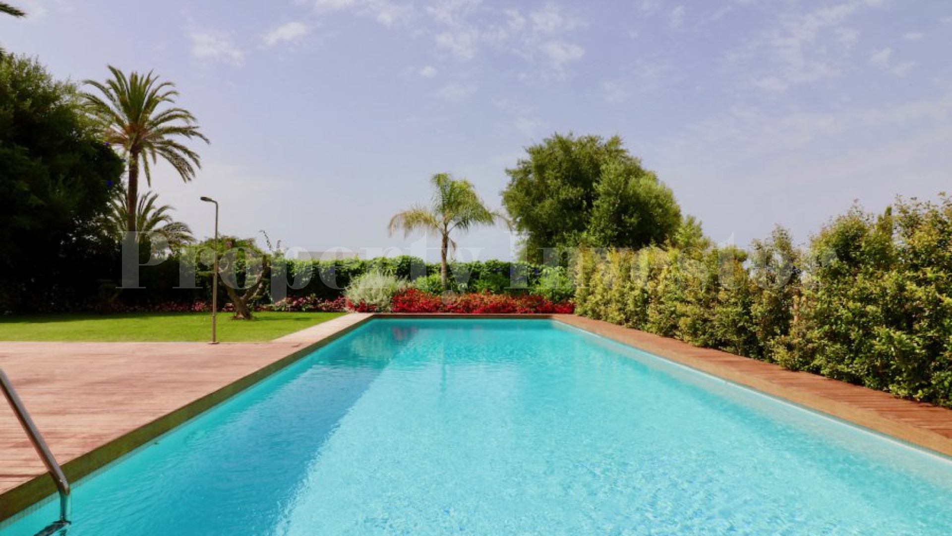 Дизайнерская вилла с 6 спальнями с изумительным садом, бассейном и террасой на крыше в Нуэва Андалусия, Марбелья