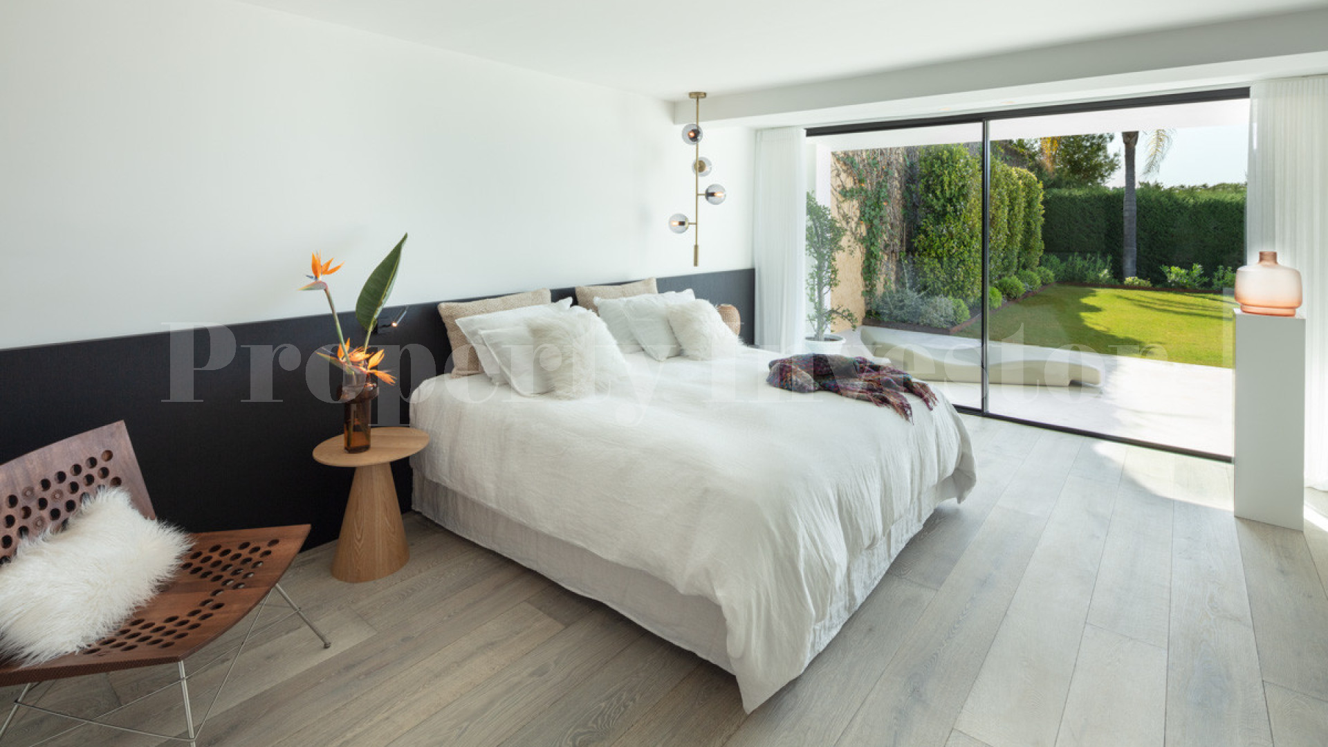 Стильная роскошная дизайнерская вилла на 7 спален с невероятным инфинити бассейном и зонами отдыха в Каскада-де-Камохан, Испания