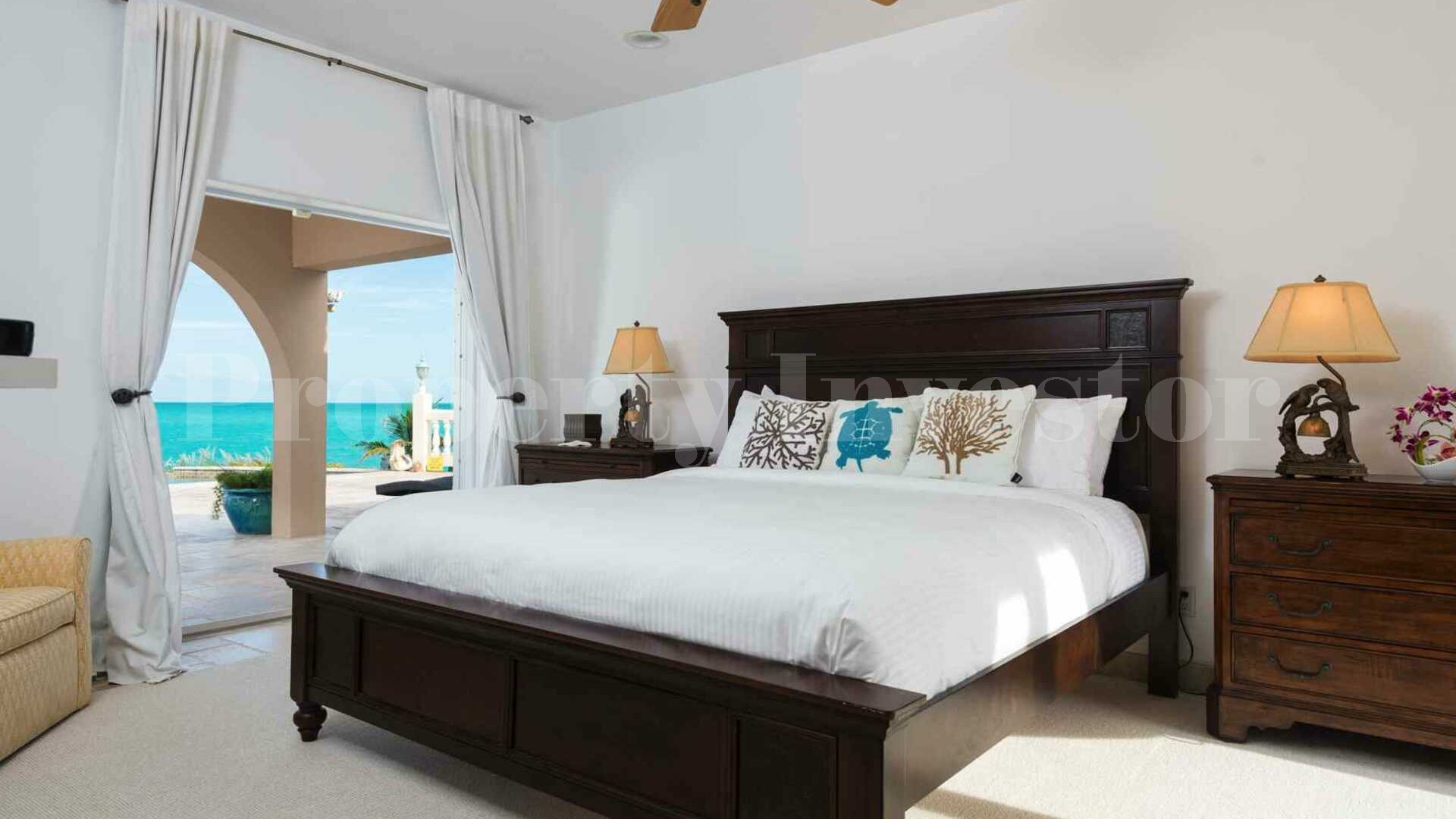 Популярная вилла с 7 спальнями на пляже под сдачу в аренду в Лонг Бэй, Тёркс и Кайкос