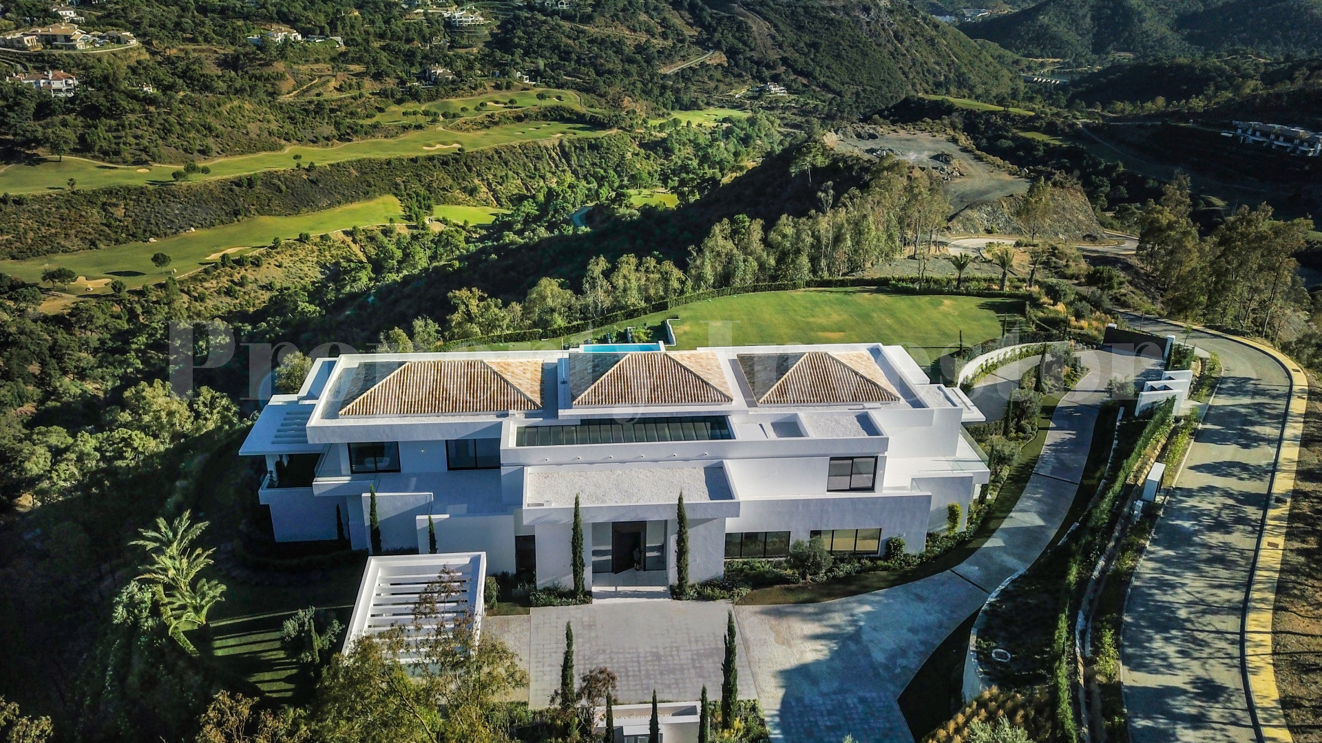 Эксклюзивная роскошная вилла на 9 спален на холме с потрясающими видами на сады, горы и море в Ла Загалета, Марбелья, Испания