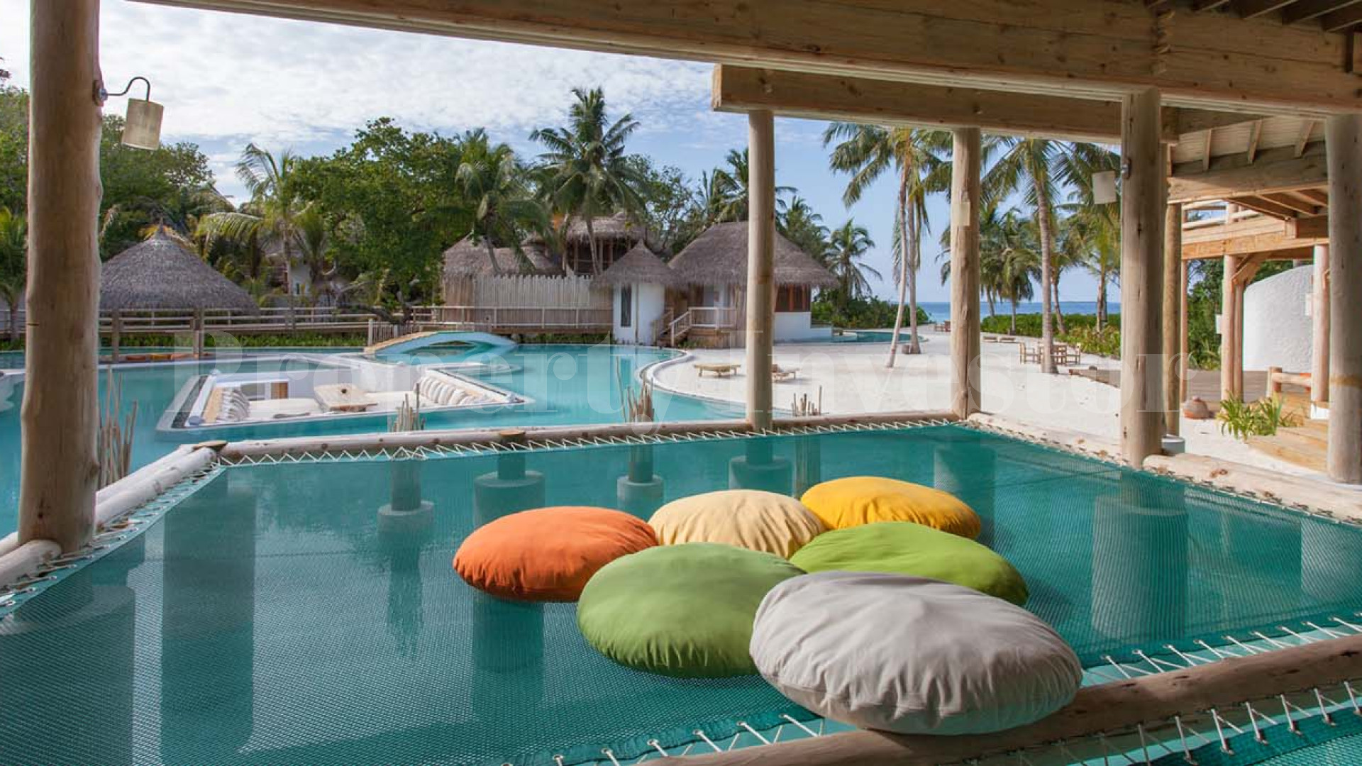 Эксклюзивная вилла с 9 спальнями на пляже со своим бассейном на Мальдивах