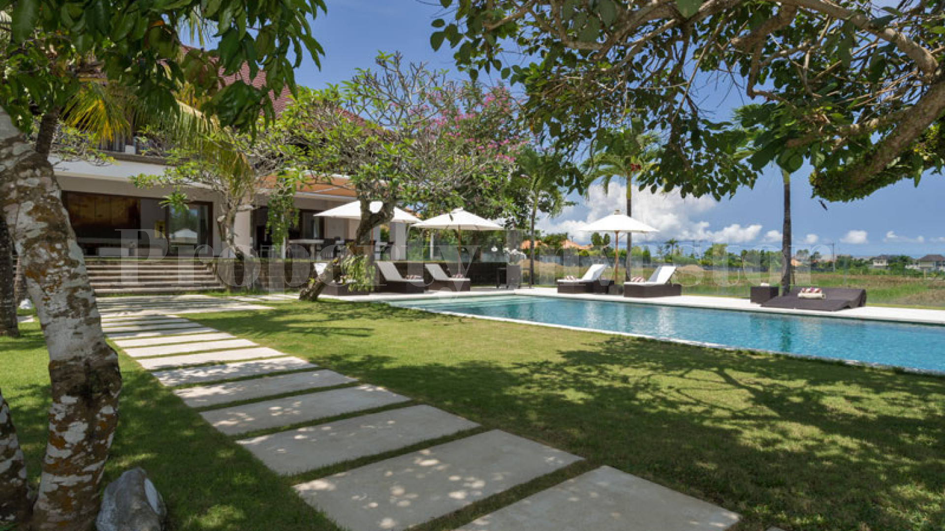 Фантастический дом на 8 спален на пляже в Чангу Переренан, Бали
