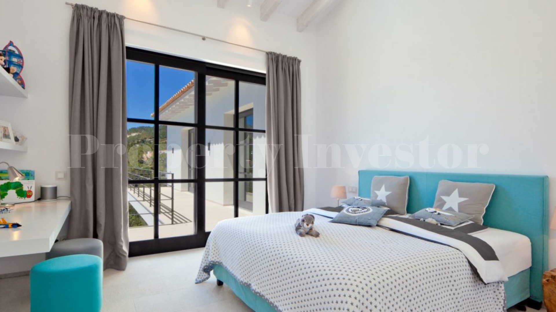 Современная вилла с 4 спальнями с эксклюзивным дизайнерским концептом и частично с видом на море в Порт Андрач