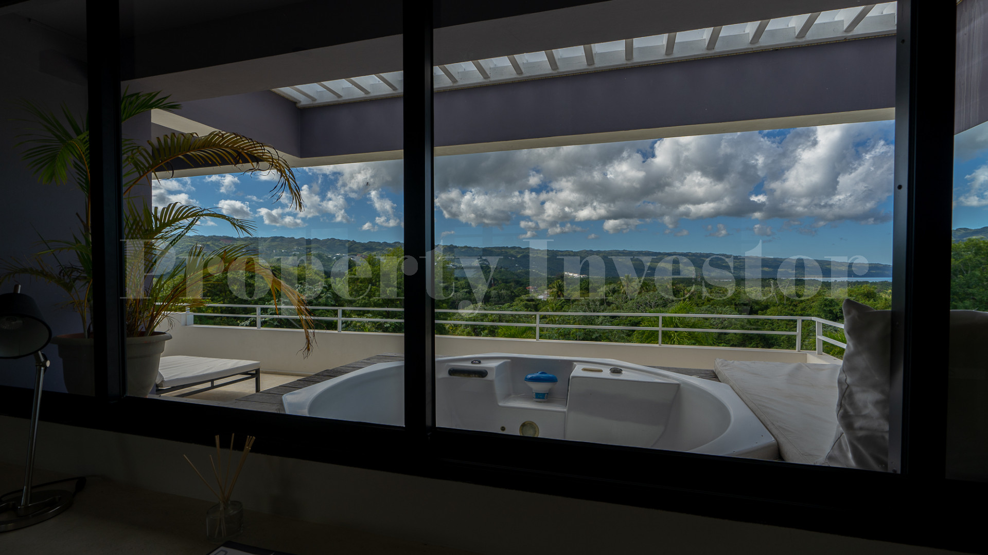 Изумительная дизайнерская вилла с видом на Лас Террерас и Плайя Бонита с шикарными открытыми зонами отдыха