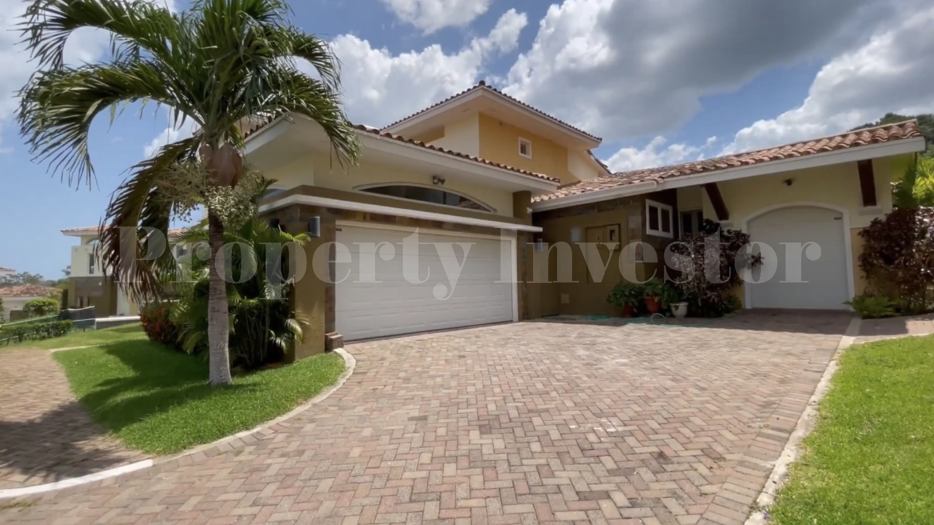 Outstanding 4 Bedroom Luxury Golf Club Residence for Sale in Cocoli, Panama City