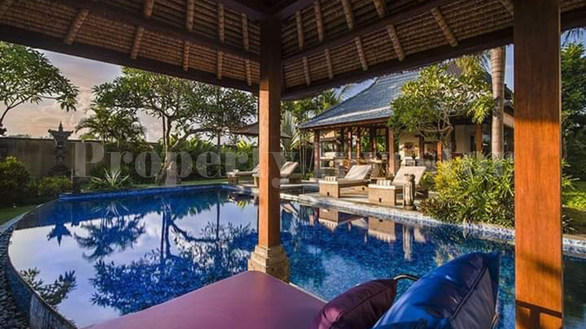 Современная вилла с 3 спальнями в традиционном стиле на Бали