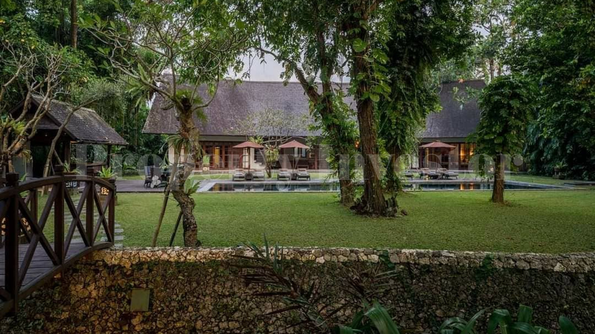 Просторный частный дом на 7 спален с красивым ухоженным садом в Керобокан, Бали
