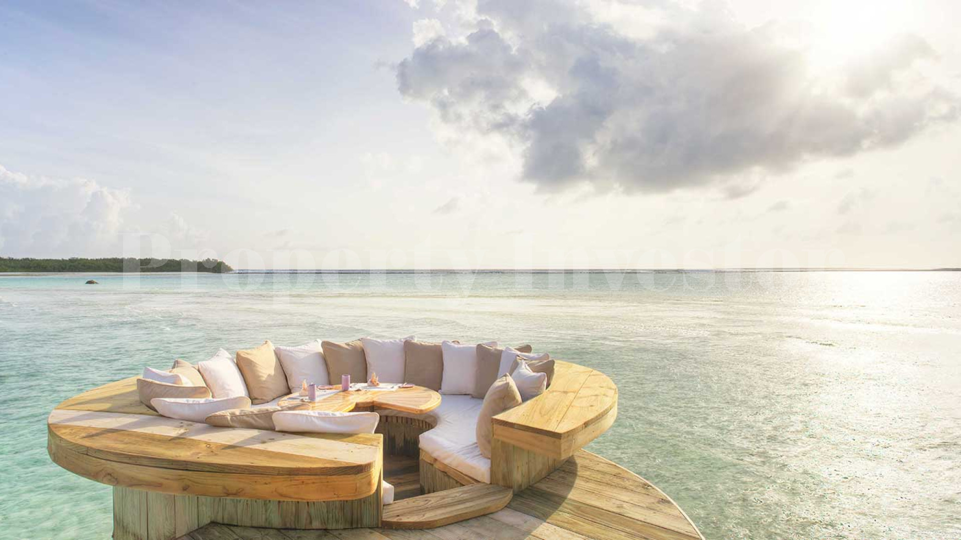 Вилла на воде с 2 спальнями и водной горкой на Мальдивах