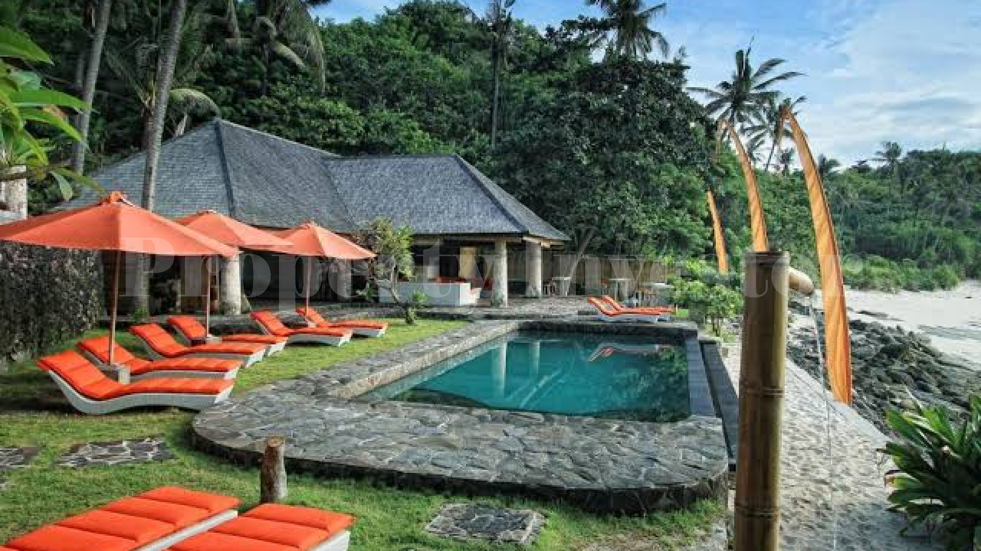 Впечатляющий 4* автономный эко отель на берегу моря на 7 вилл в Нуса Ченинган, Индонезия