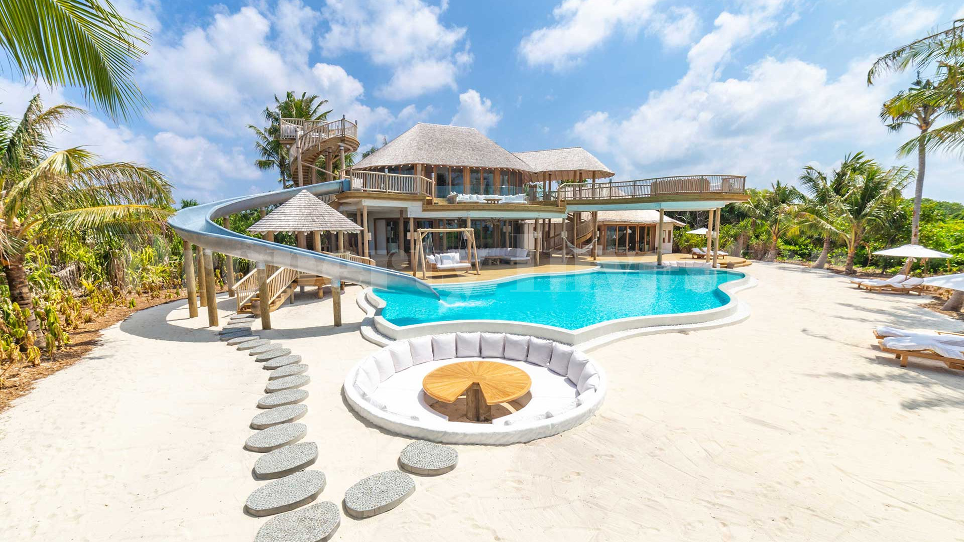 Эксклюзивная частная резиденция на острове с 3 спальнями и водной горкой на Мальдивах