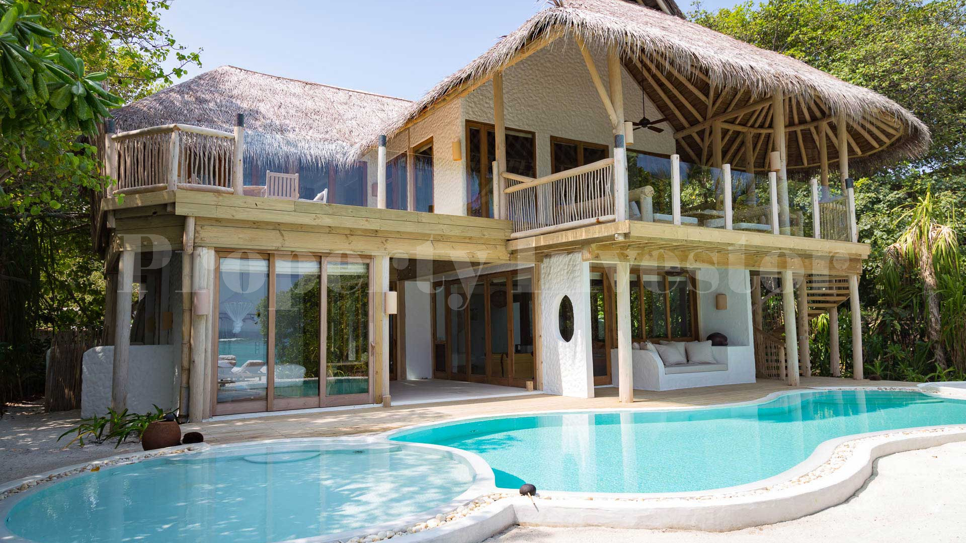 Частная роскошная резиденция с 3 спальнями на пляже на Мальдивах