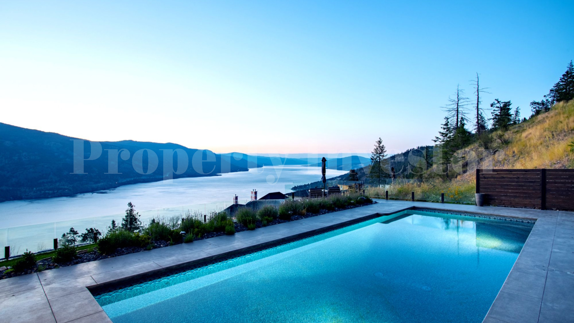 Красивый дом на 4 спальни по индивидуальному заказу с видом на озеро в Келоуна, Британская Колумбия, Канада