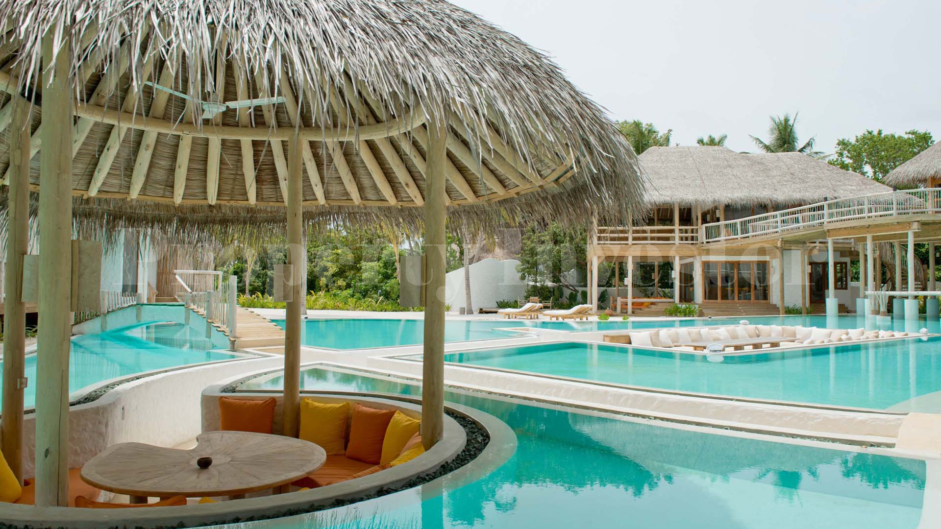 Эксклюзивная вилла с 9 спальнями на пляже со своим бассейном на Мальдивах
