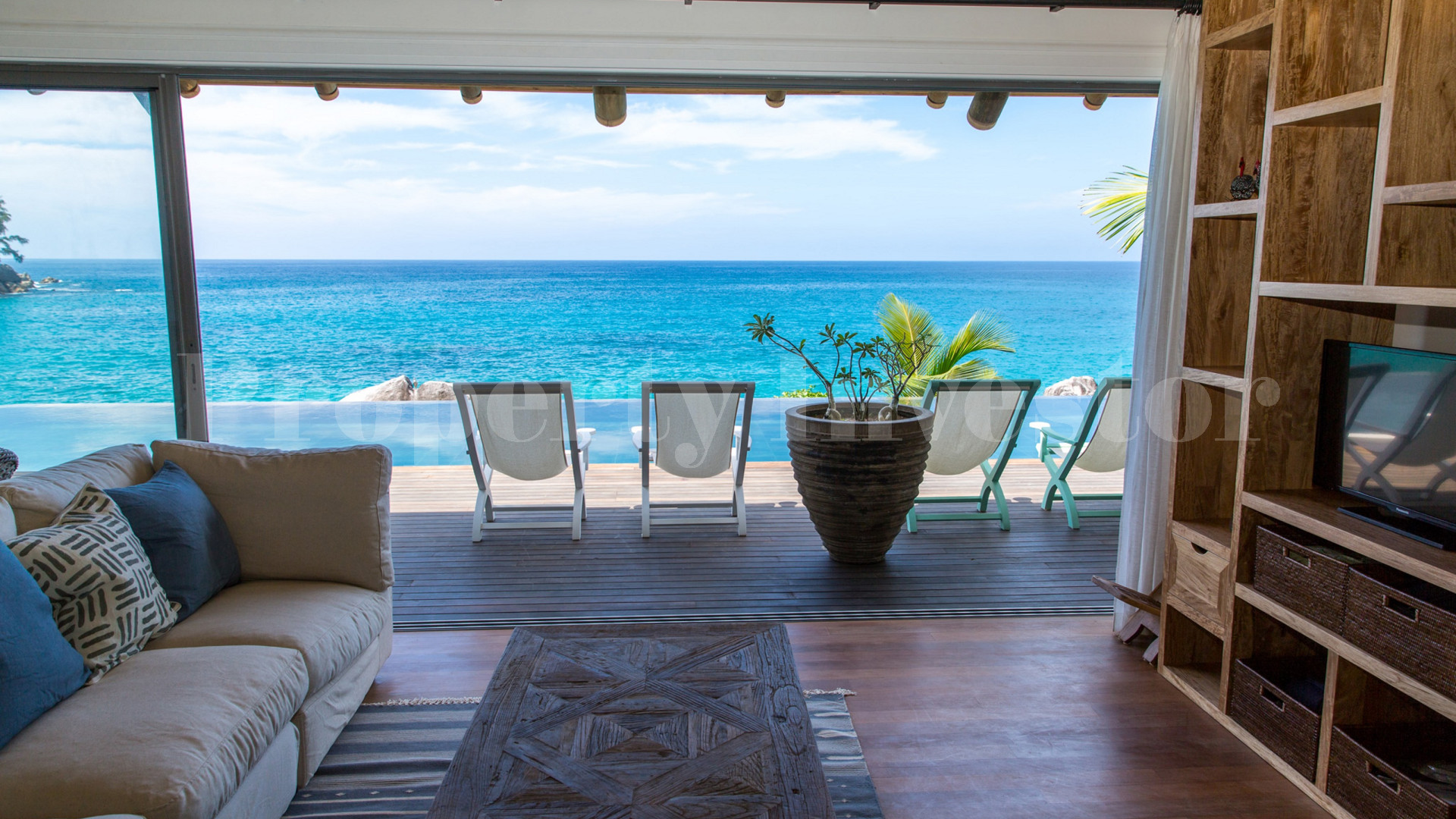 Изумительная роскошная вилла с 3 спальнями на берегу моря в эксклюзивном месте на севере о.Маэ, Сейшелы