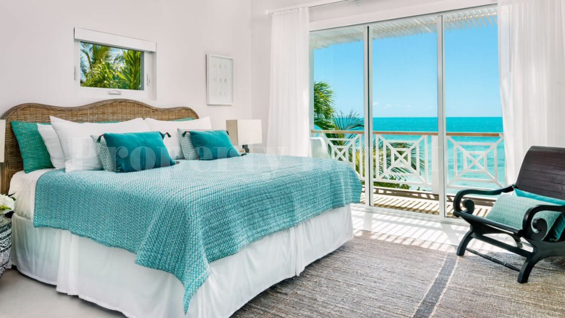 Потрясающая вилла на 4 спальни в карибском стиле на пляже в Теркс и Кайкос