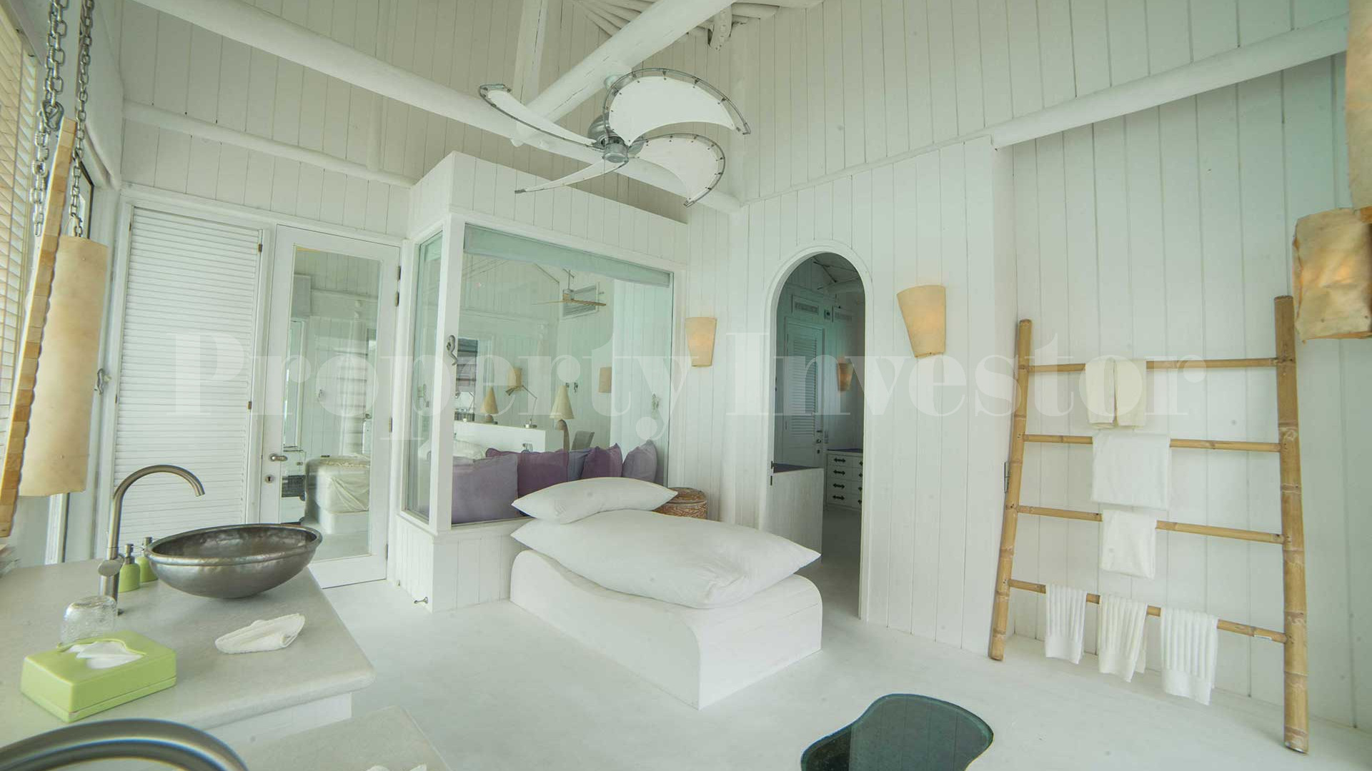 Вилла на воде с 3 спальнями и водной горкой на Мальдивах