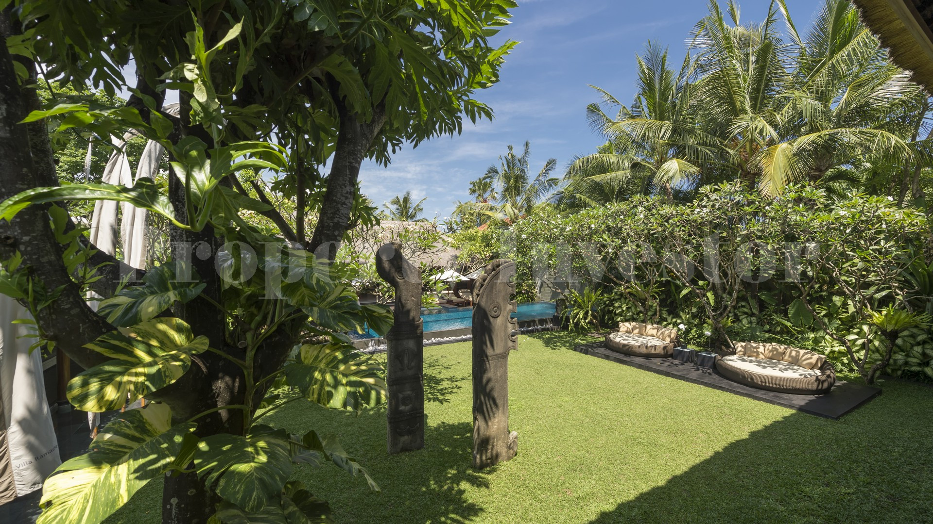 Современная шикарная вилла на 3 спальни в традиционном стиле в лучшем районе Семиньяка, Бали