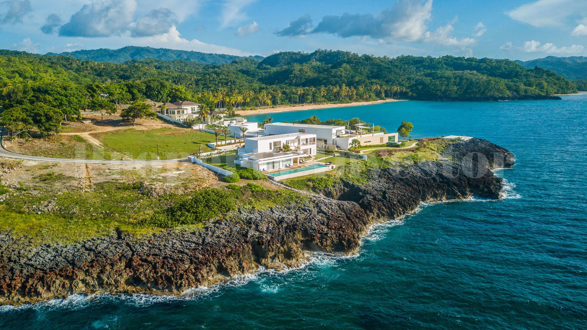 Наполовину построенная роскошная вилла на 4 спальни на берегу океана в закрытом сообществе на мысе Эль-Лимон, Доминиканская республика